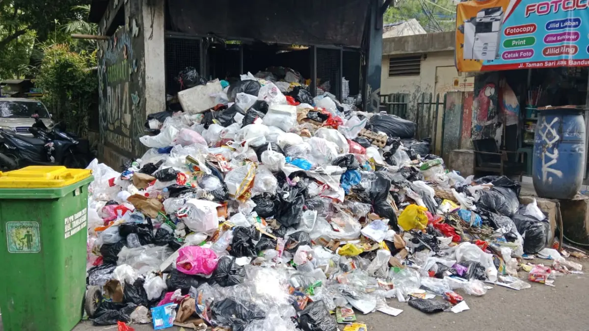 Tumpukan Sampah Setinggi 1 Meter di Taman Sari Jakbar Picu Macet dan Kecelakaan